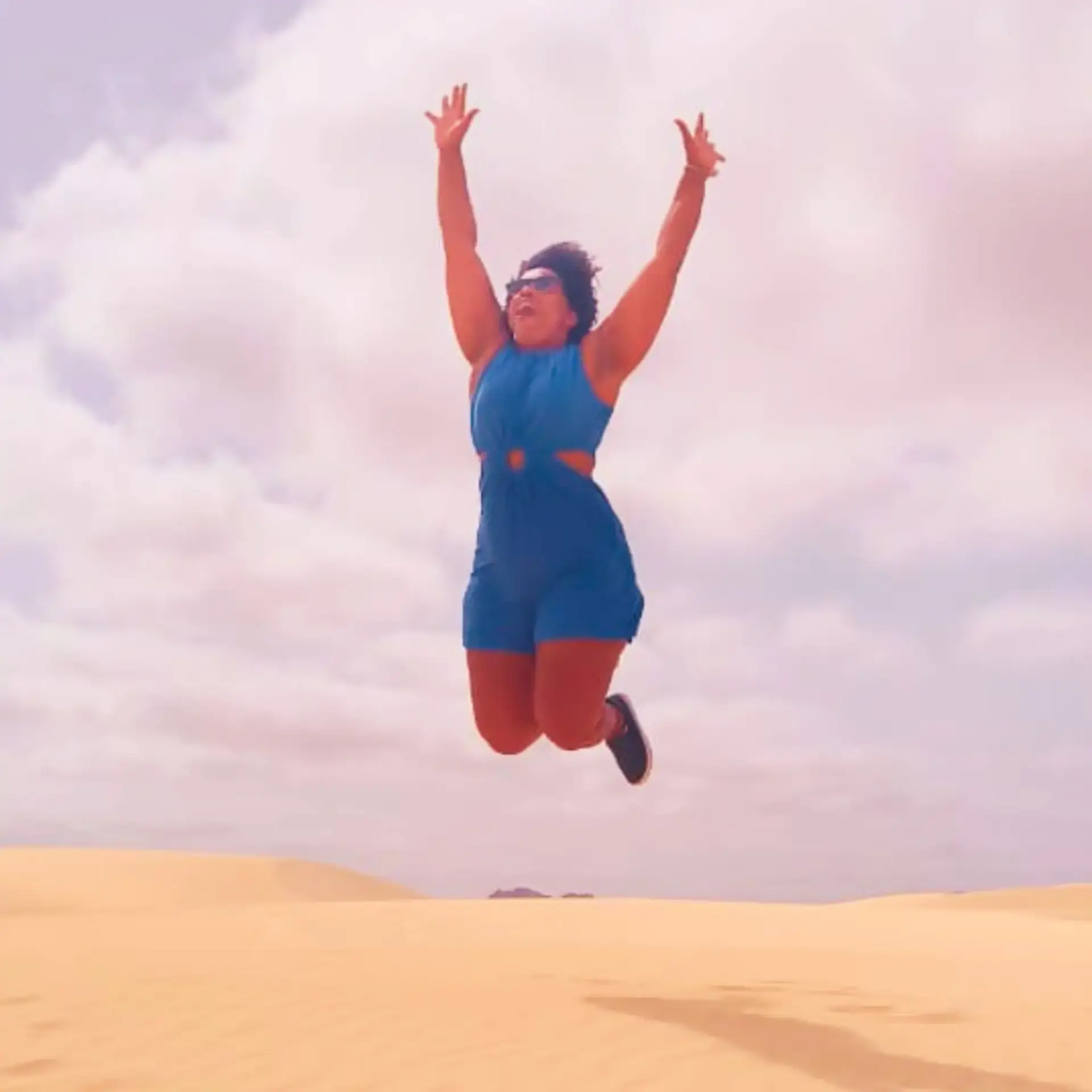 jumping-on-dunes-boa-vista-cape-verde